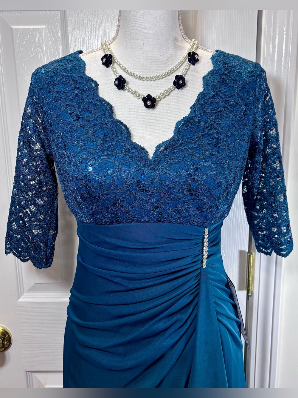 B&A by Betsy & Adam SZ 6-Petite Peacock Lace Ruched V-Neck 3/4 Sleeve Long Gown - Picture 3 of 12